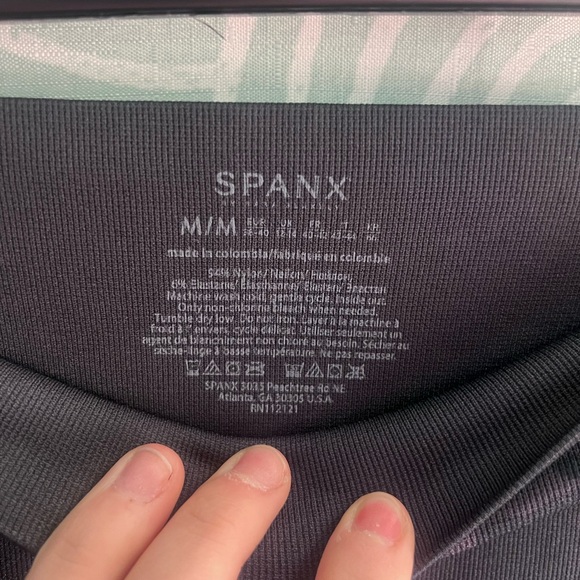 SPANX Look At Me Now Leggings | Black Camo | Medium | NWT - Picture 4 of 7